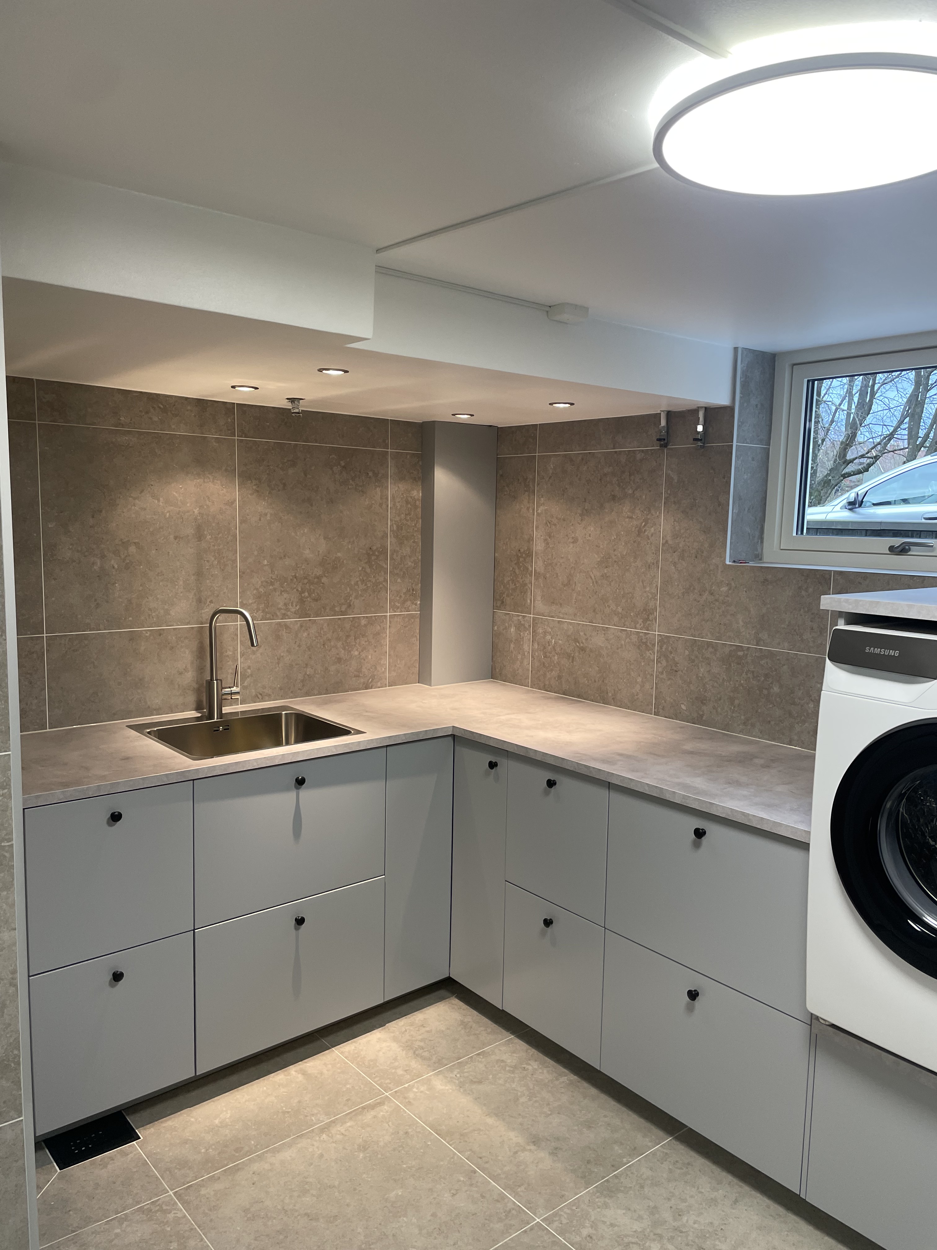 Nyrenoverat badrum med tvättdel – tvättmaskin under bänk med diskho, Kungsbacka