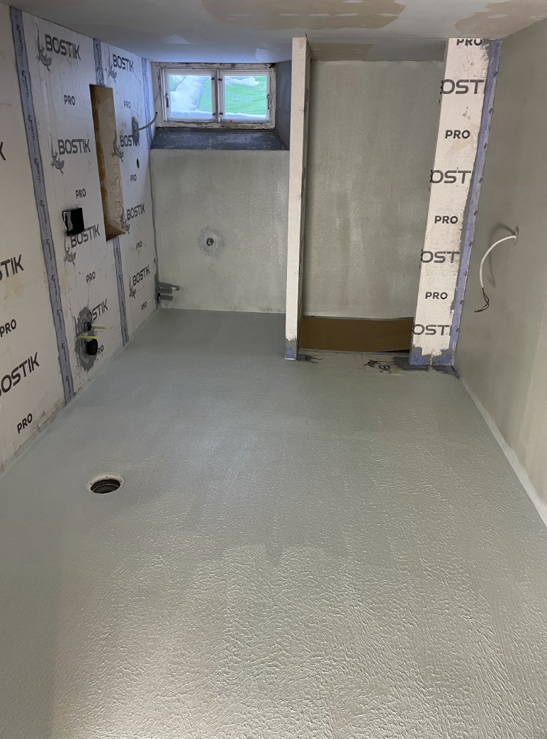 Färdigt tätskikt på golv och väggar med ny golvbrunn i badrumsrenovering, Mölndal