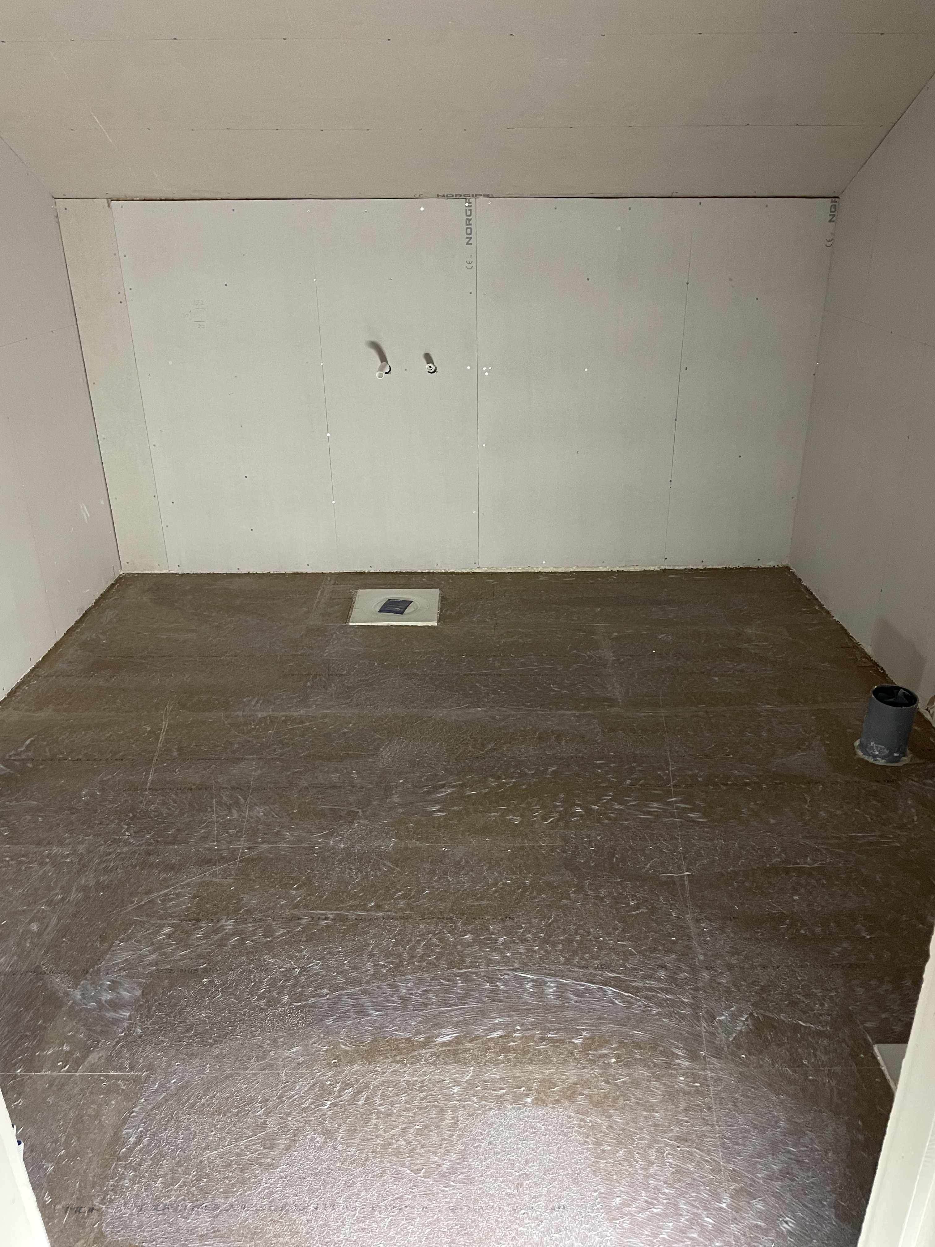 Badrum i Kungsbacka rivet med ny gips och golvbrunn inför renovering