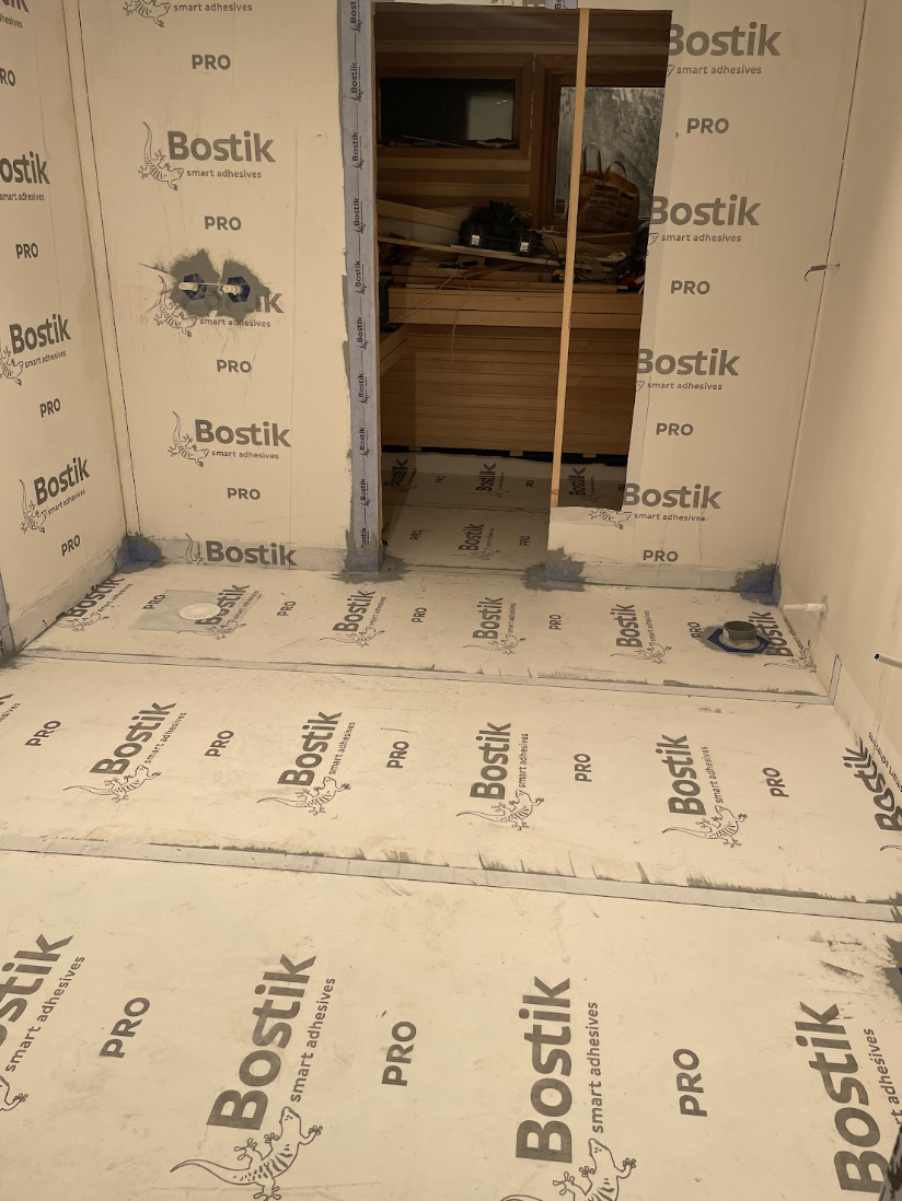 Tätskikt på golv och väggar under pågående badrumsrenovering, Göteborg
