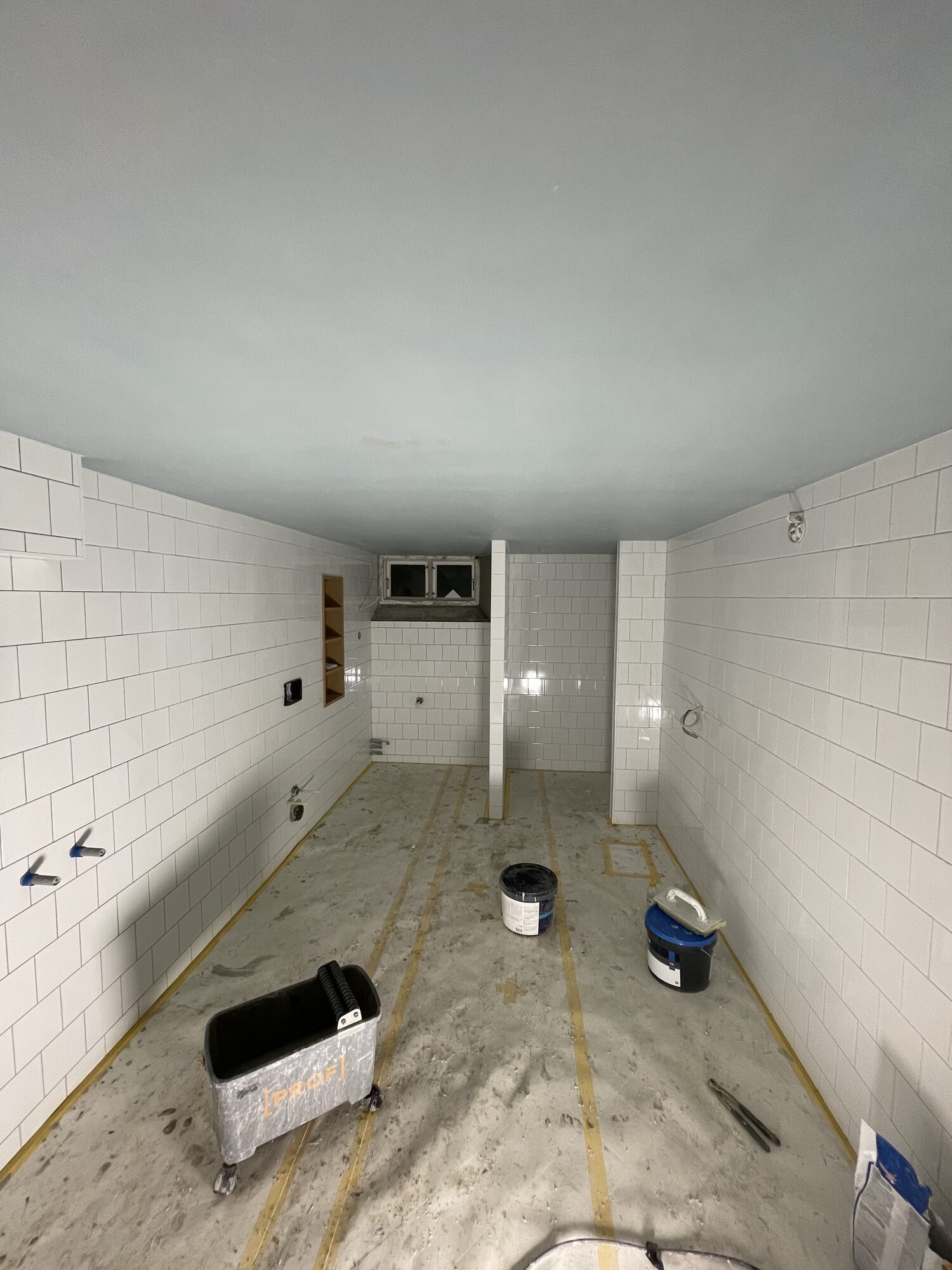 Klassiskt svartvitt rutmönstrat kakelgolv i badrumsrenovering, Örgryte Göteborg