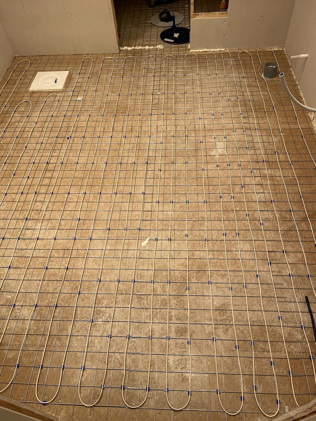 Golvvärmeslingor inför gjutning vid badrumsrenovering, Göteborg